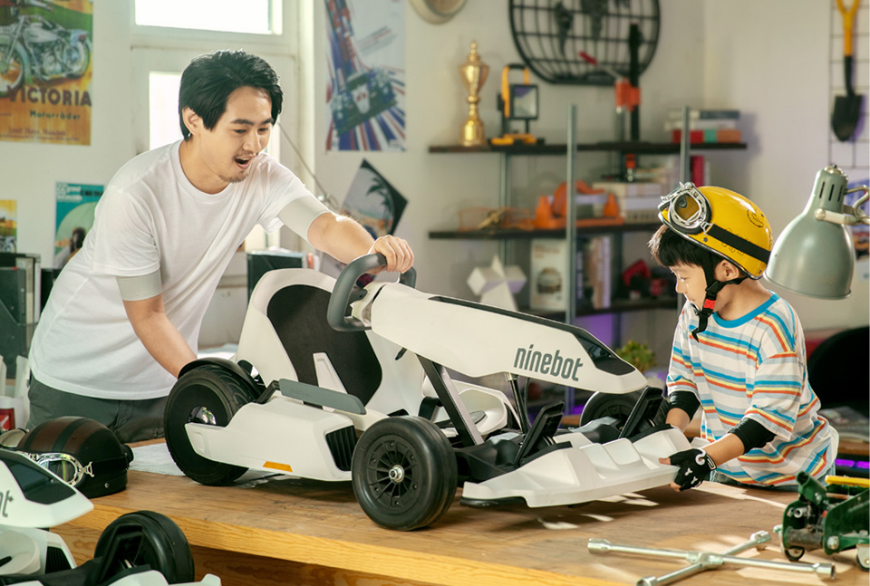 Ninebot Go Kart тато і дитина в гаражі