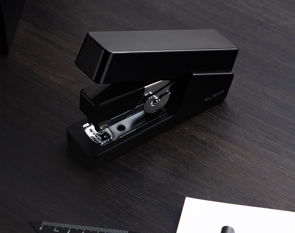 Степлер NUSIGN Black NSYP081 на столі