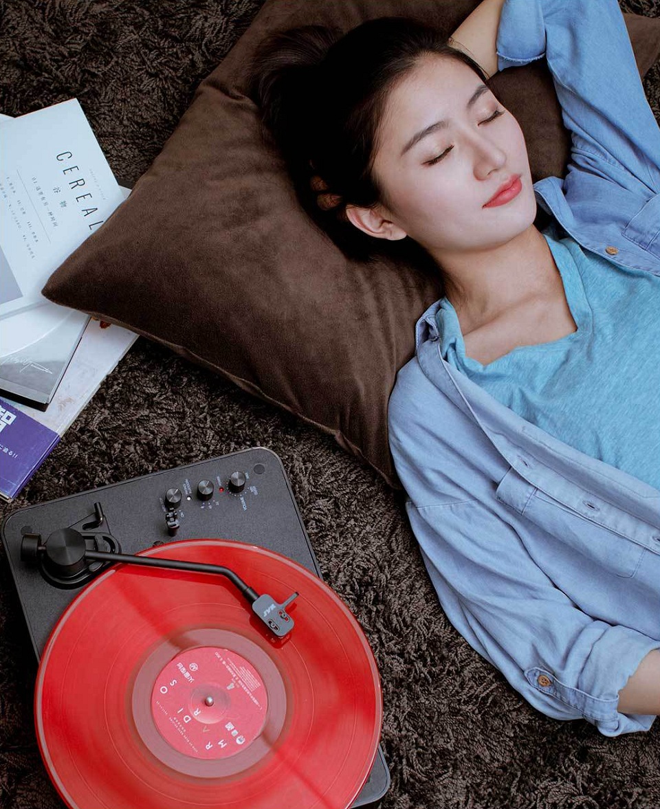 Вініловий програвач PLAY Bluetooth Vinyl One Player TT245 дівчина відпочиває під музику