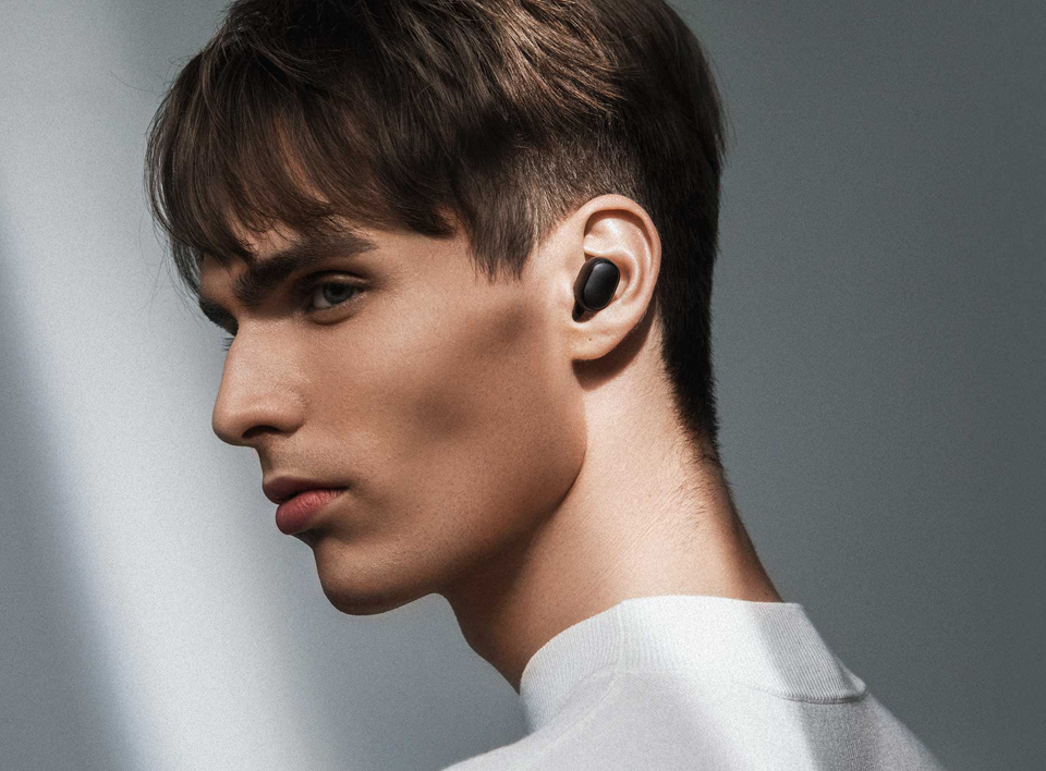Навушники Xiaomi Redmi AirDots Wireless Bluetooth Headset хлопець в навушниках