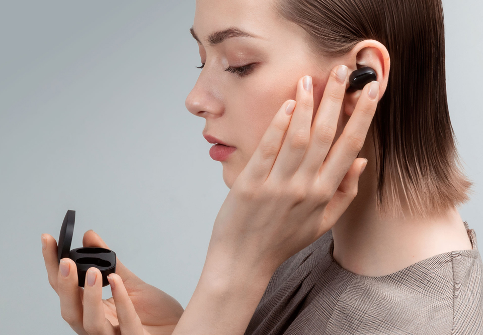 Навушники Xiaomi Redmi AirDots Wireless Bluetooth Headset дівчина слухає музику