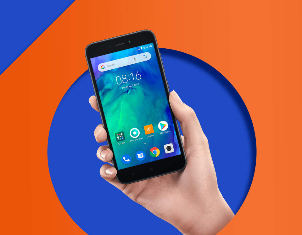 Смартфон Redmi Go в руці користувача
