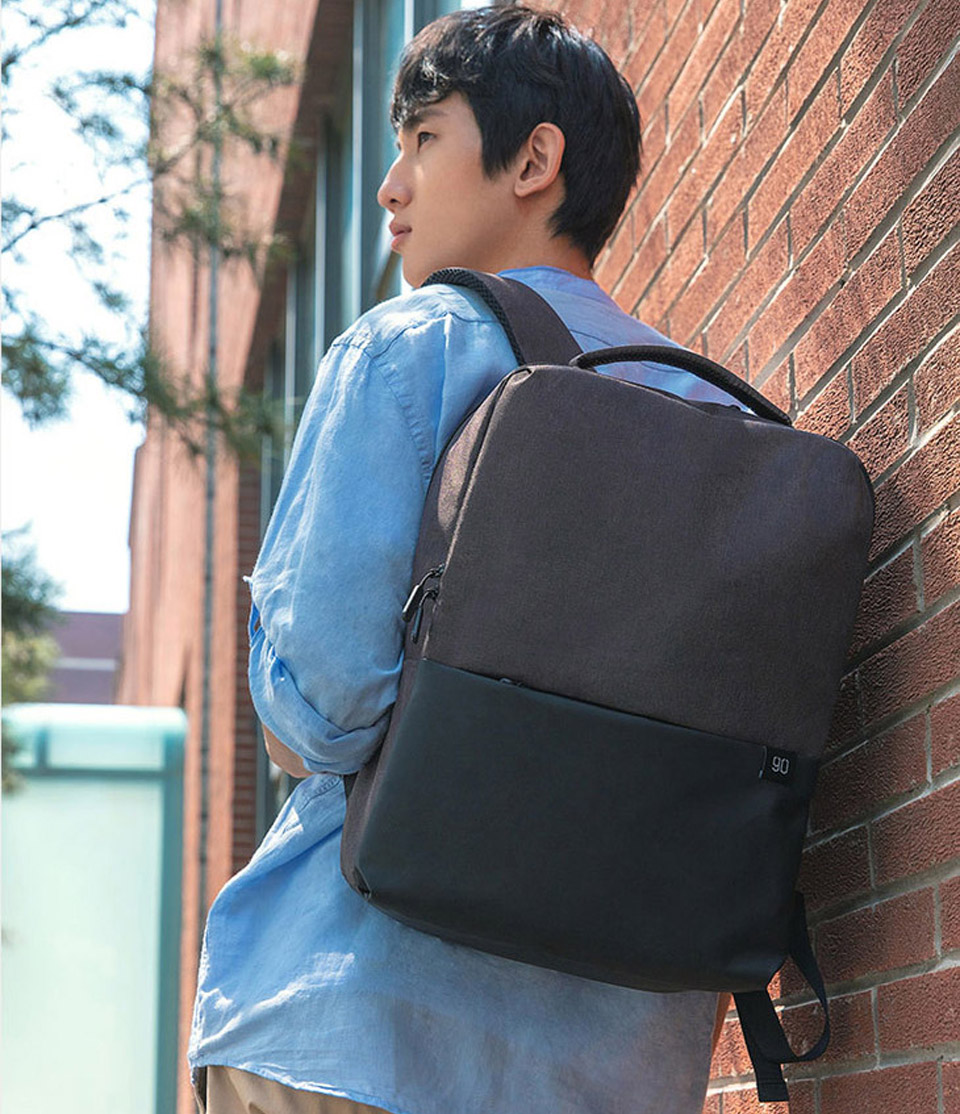 Рюкзак RunMi 90 Light Business Backpack на плечі користувача