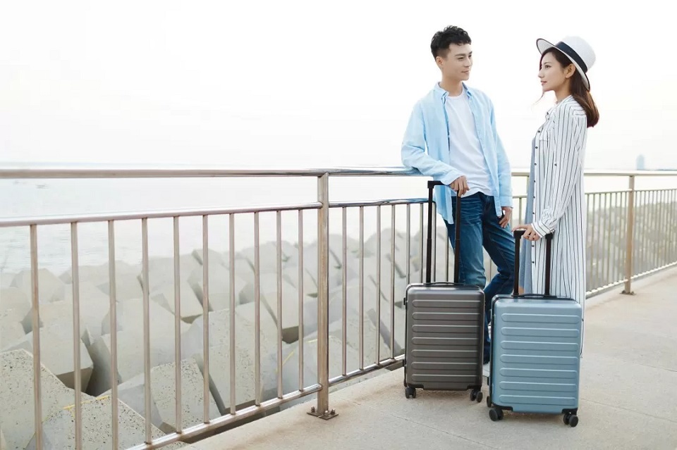 Чемодан Xiaomi Runmi 90 Ninetygo Business Travel Luggage на улице