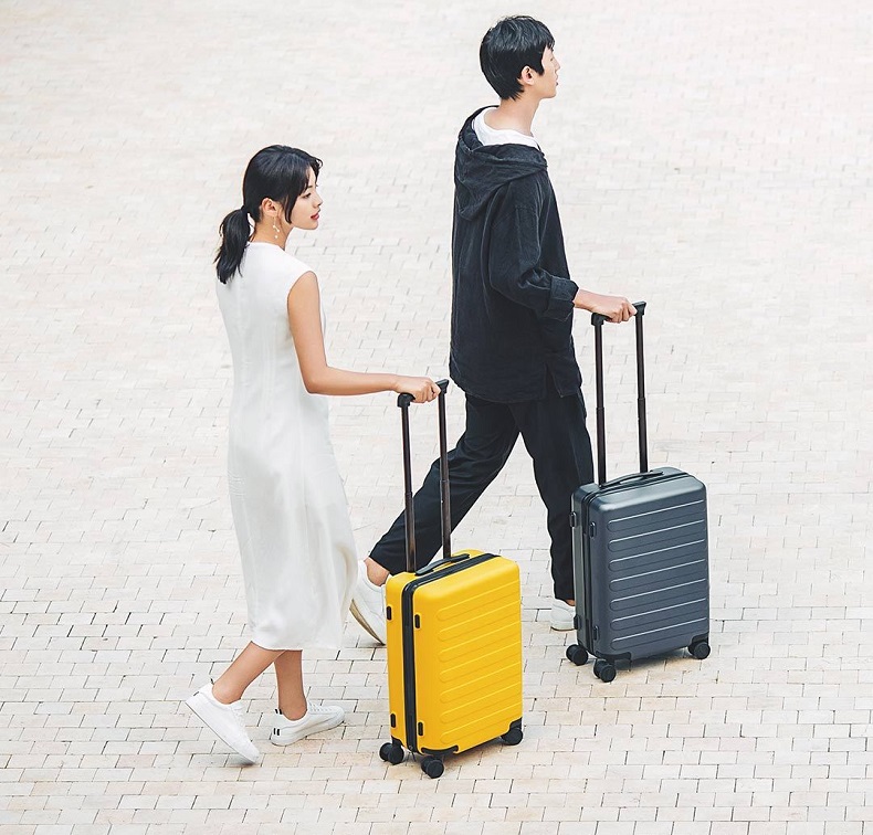 Валіза Xiaomi Runmi 90 Ninetygo Business Travel Luggage везуть на вулиці