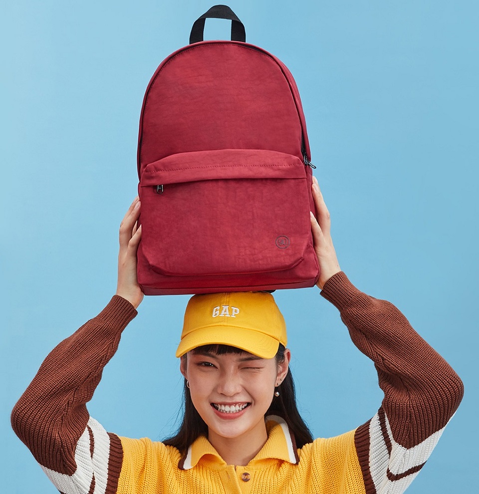 Рюкзак Xiaomi Runmi 90 Ninetygo Youth College Backpack у девушки на голове