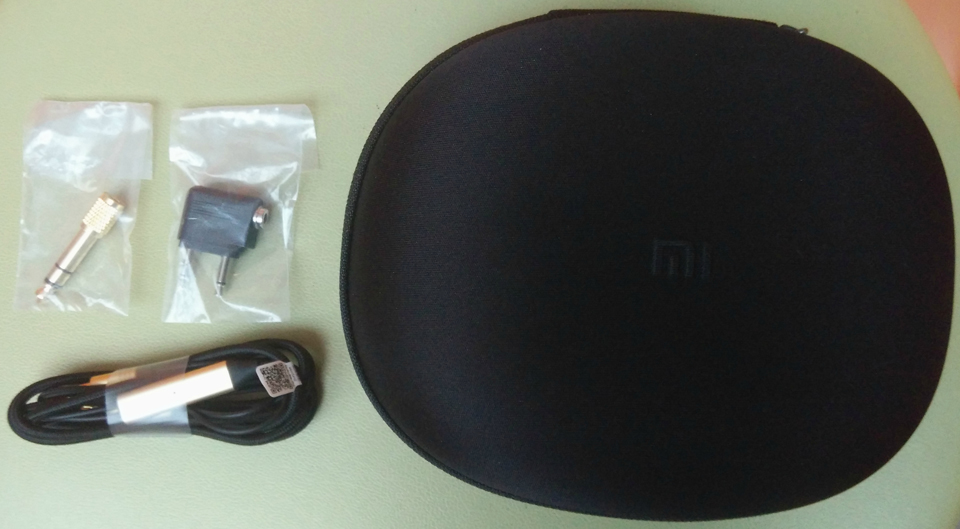 Навушники Xiaomi Mi Headphones New Black/Gold ZBW4370TY комплект поставки