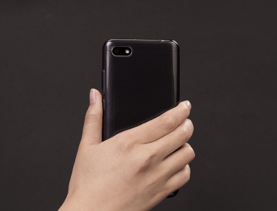Чехол бампер силиконовый для Xiaomi Redmi 6A в руке пользователя