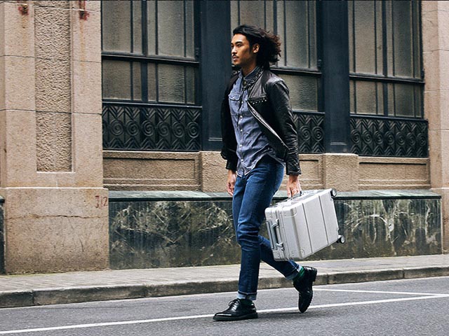 Smart Metal Suitcase Silver чоловік з розумною валізою