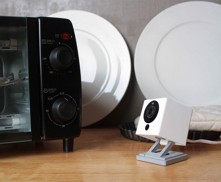 IP-камера Xiaomi Small Square Smart Camera на кухне