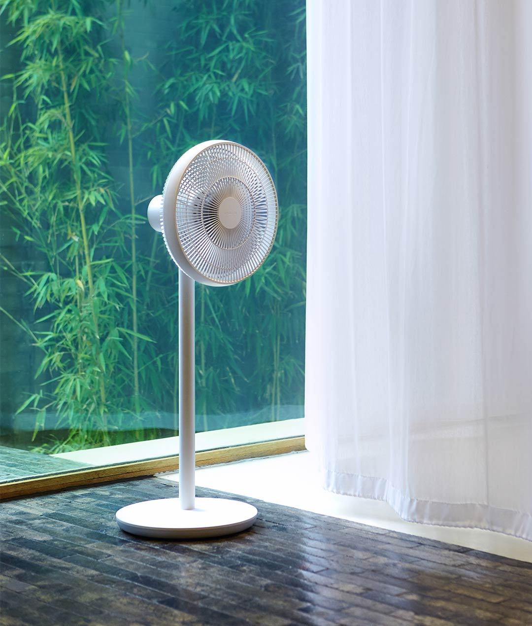 Вентилятор підлоговий SmartMi ZhiMi DC Electric Fan White ZRFFS01ZM в кімнаті