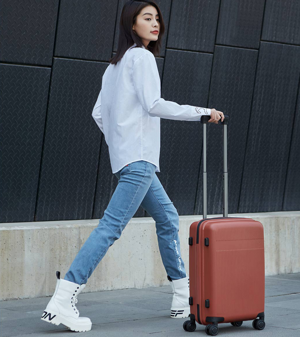 Чемодан Z Family Suitcase девушка с чемоданом