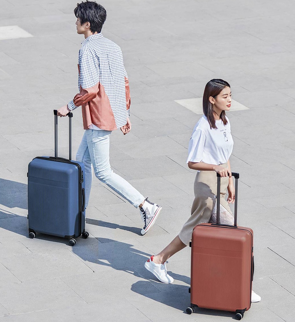 Чемодан Z Family Suitcase девушка и парень с чемоданами
