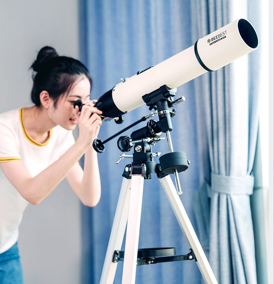Телескоп BEEBEST девушка смотрит в объектив