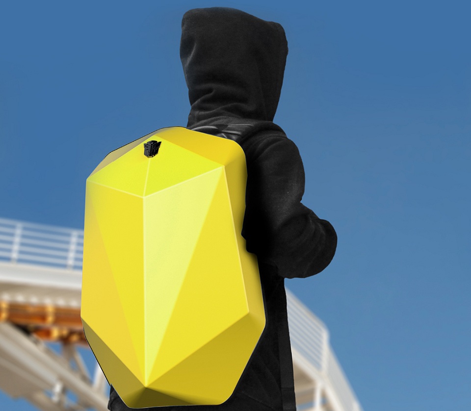Рюкзак Transformers Bumblebee Polyhedron Backpack парень с рюкзаком