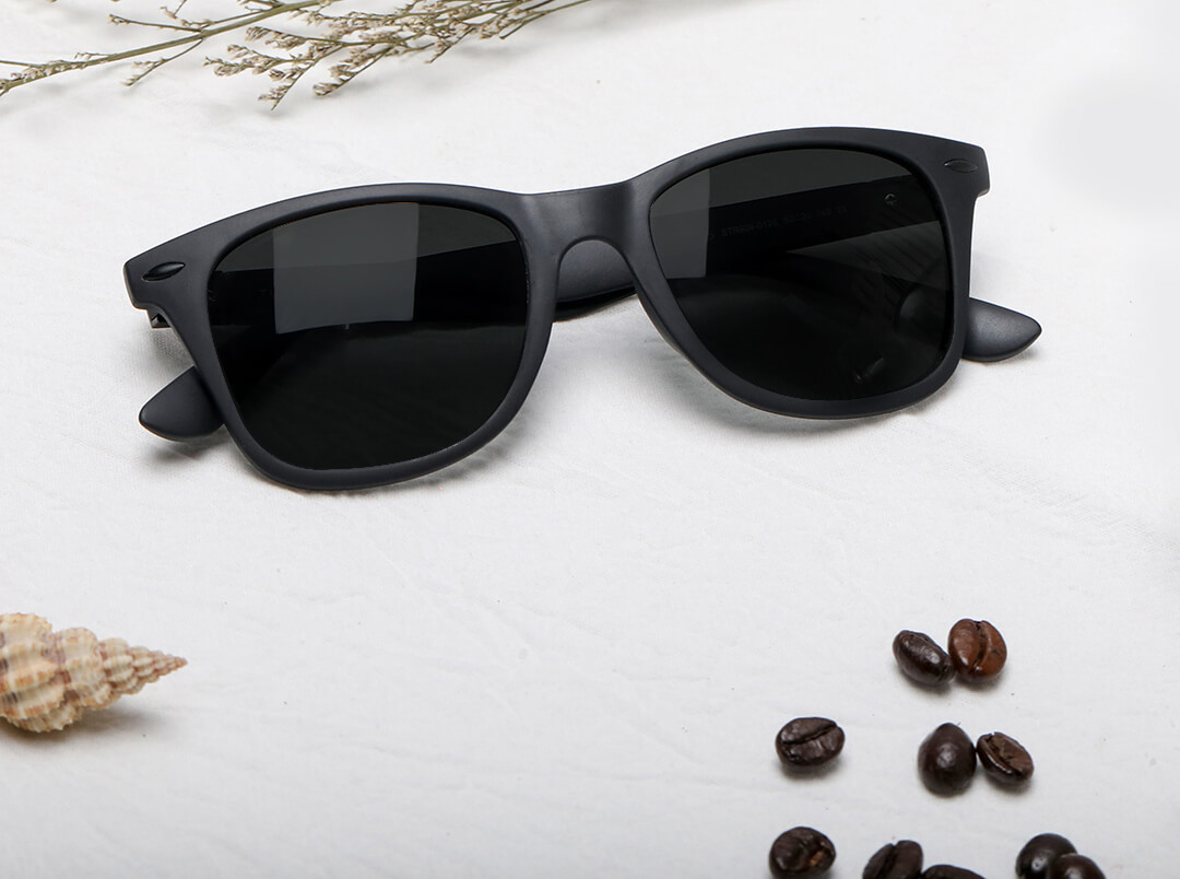 Окуляри Turok Steinhardt Sunglasses Influx Traveler Black STR004-0120 на столі