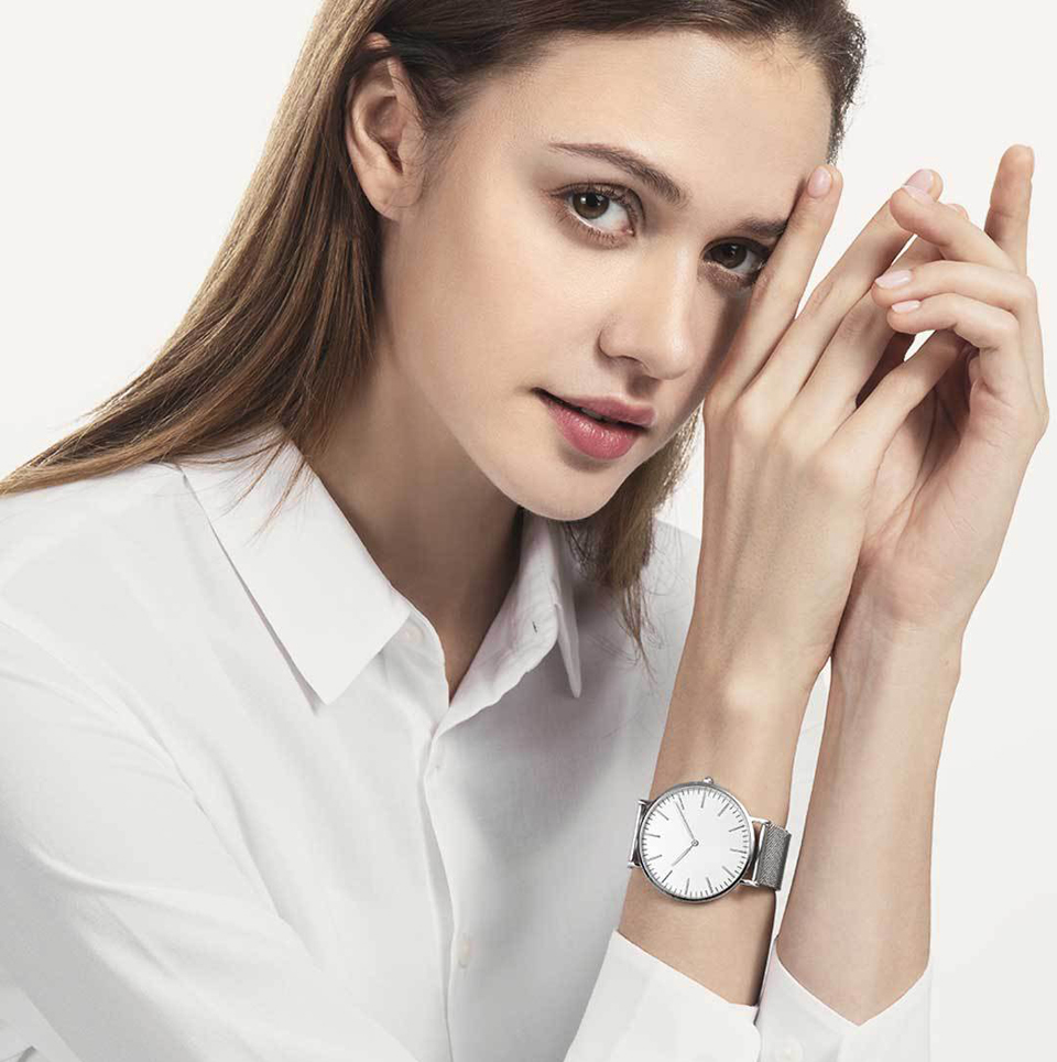 Часы механические TwentySeventeen Lightweight ultra-thin Watch W004Q на руке девушки