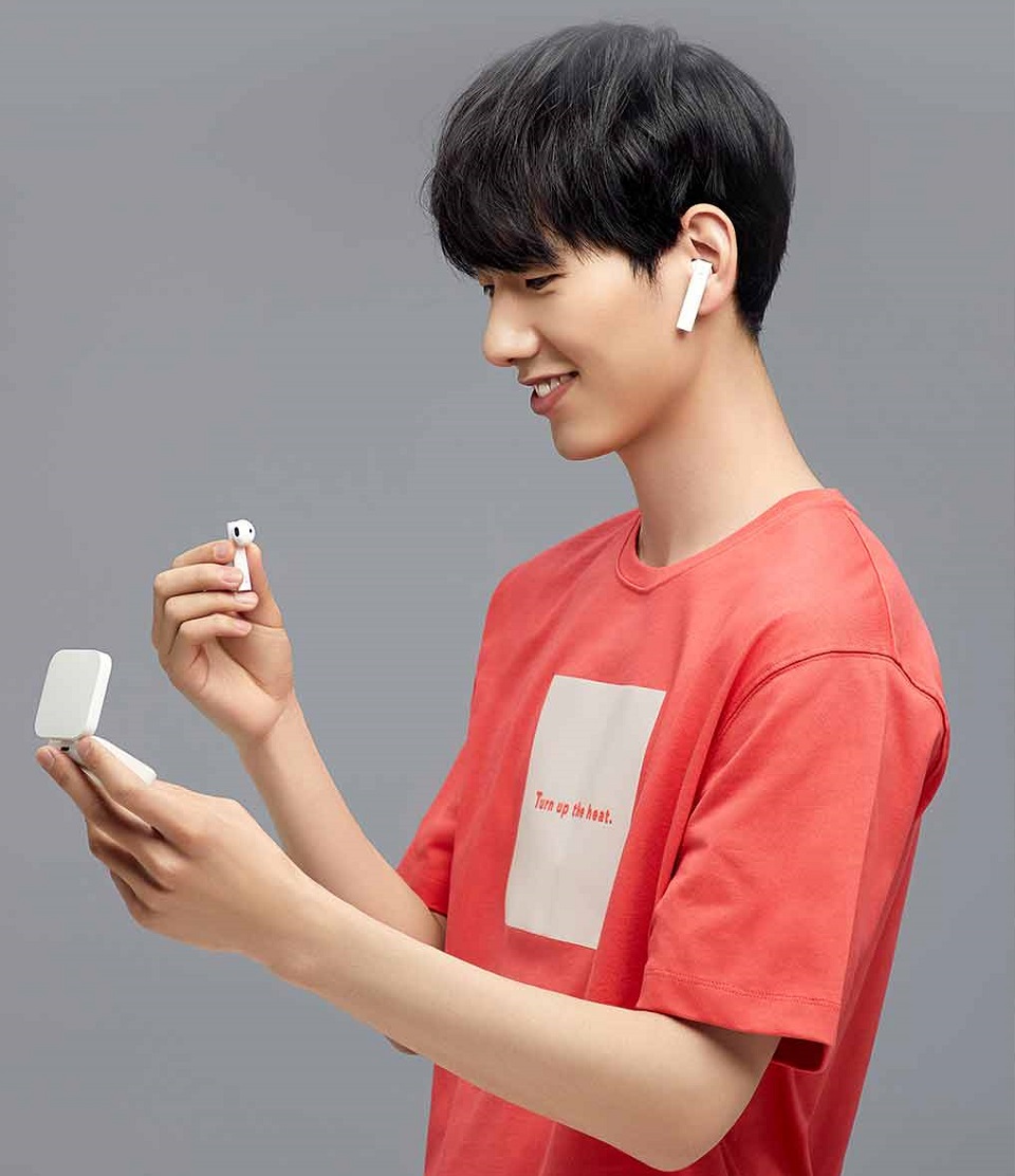 Бездротові навушники TWS Xiaomi Mi Air 2 SE True Wireless Earphones White TWSEJ08WM Global в руках користувача