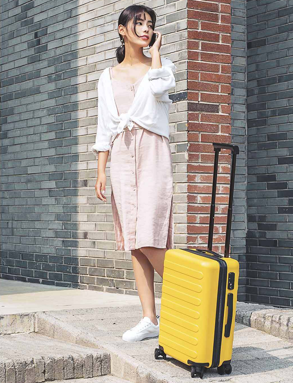 Чемодан RunMi 90 Seven-bar luggage девушка с желтым чемоданом