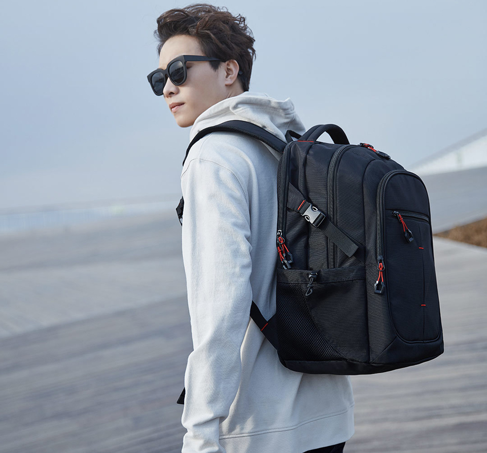 Рюкзак U'REVO large capacity multi-function backpack хлопець з рюкзаком