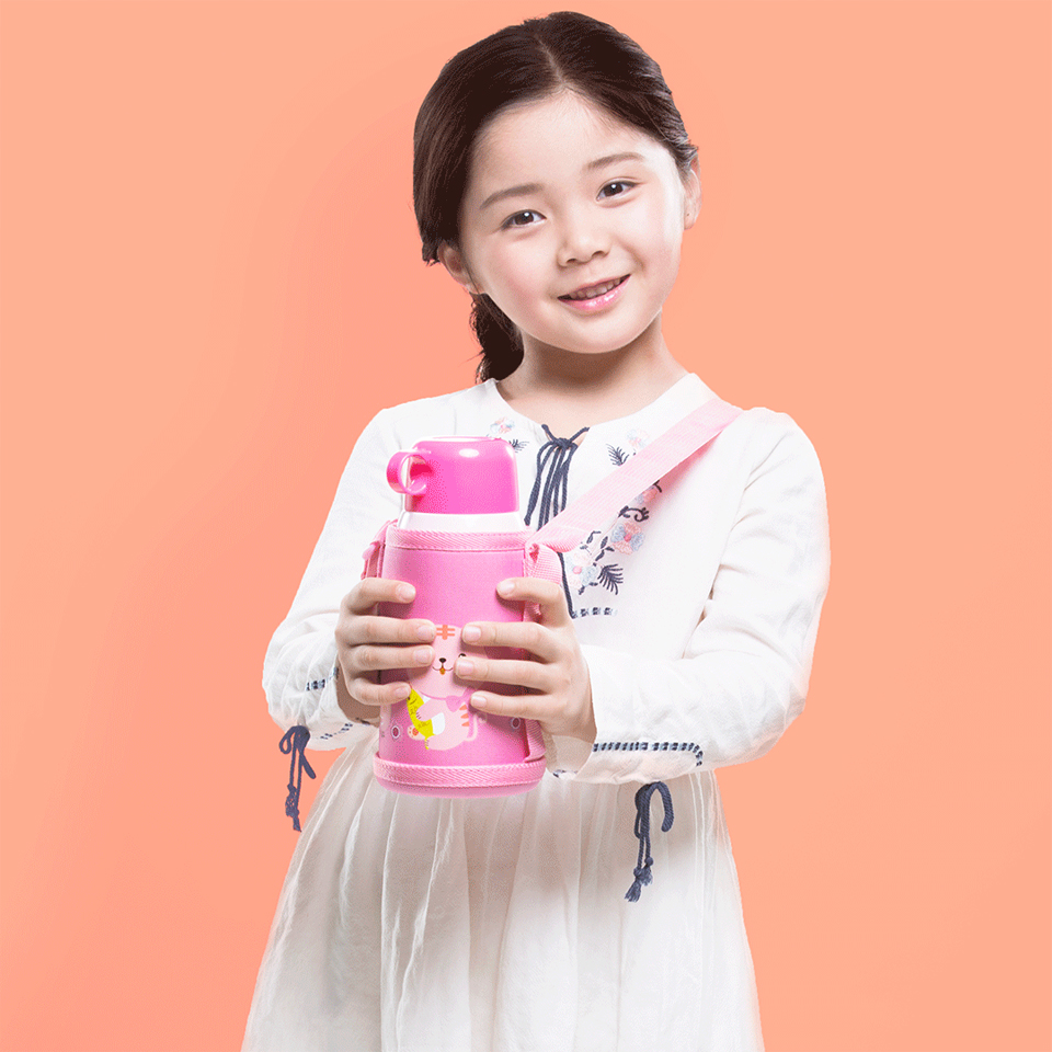 Термос Viomi Children Vacuum Flask Blue 590 ml у дівчинки в руках