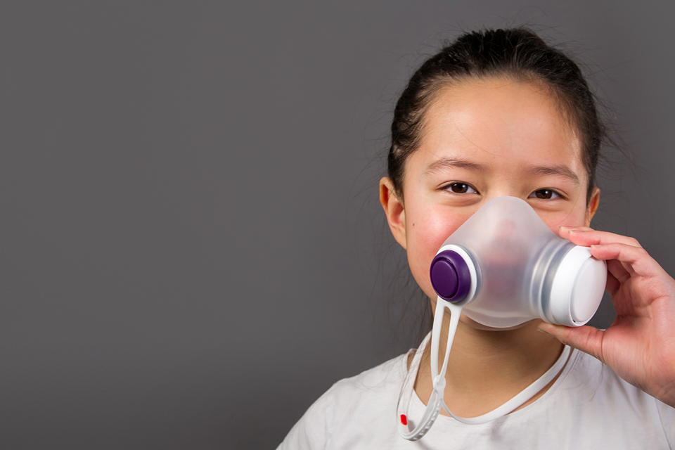 Детская маска для очистки воздуха Woobi Play Kids Mask  на лице
