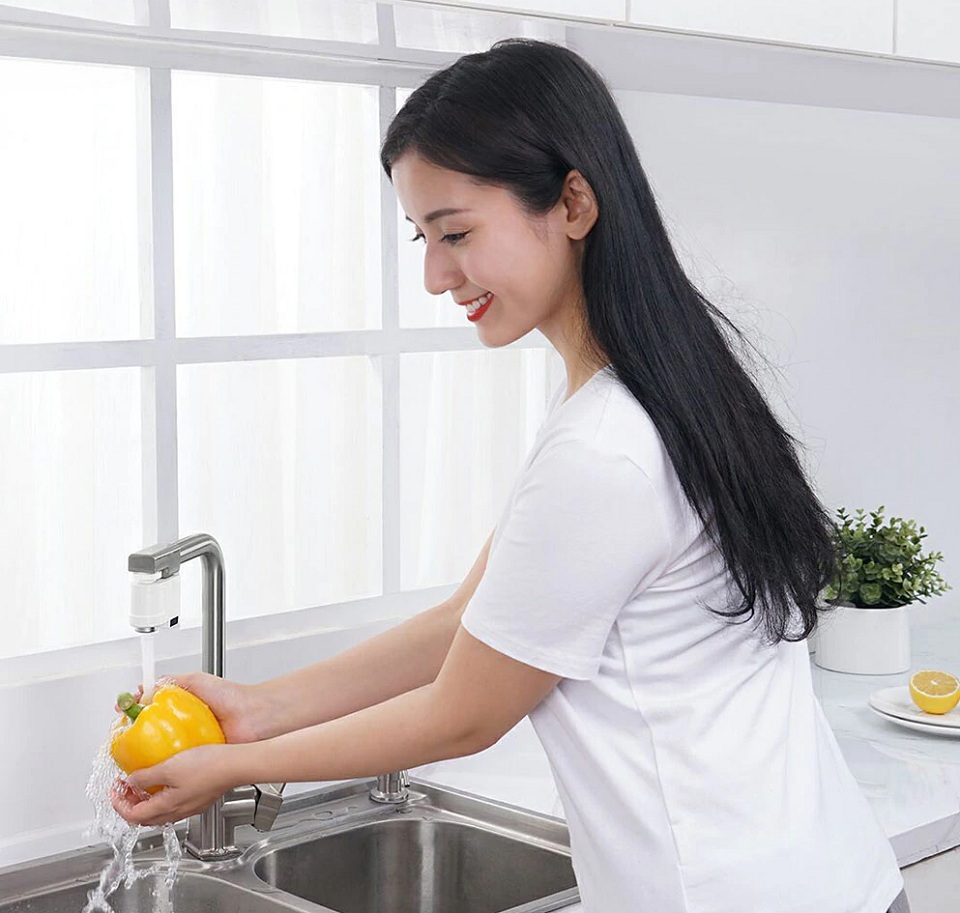 Сенсорна насадка на кран Xiaoda Automatic Water Saver Tap HD-ZNJSQ-02 дівчина миє овочі