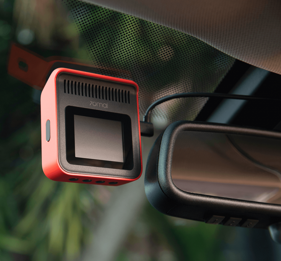 Відеореєстратор Xiaomi 70Mai Dash Cam A400 (5Мп, 2888х1620p, СN версія) в салоні авто