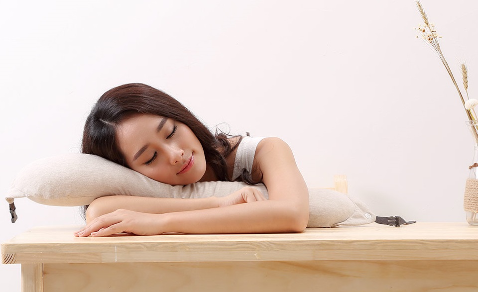 Ортопедична подушка підголовник Xiaomi 8H Neck pillow U1 дівчина спить
