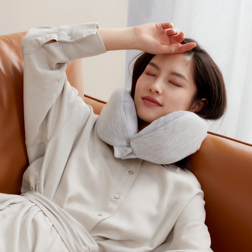 Подушка підголівник Xiaomi 8H Neck pillow дівчина відпочиває на дивані
