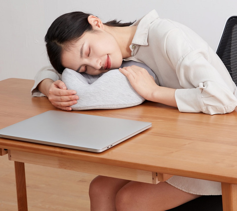 Подушка підголівник Xiaomi 8H Neck pillow дівчина спить