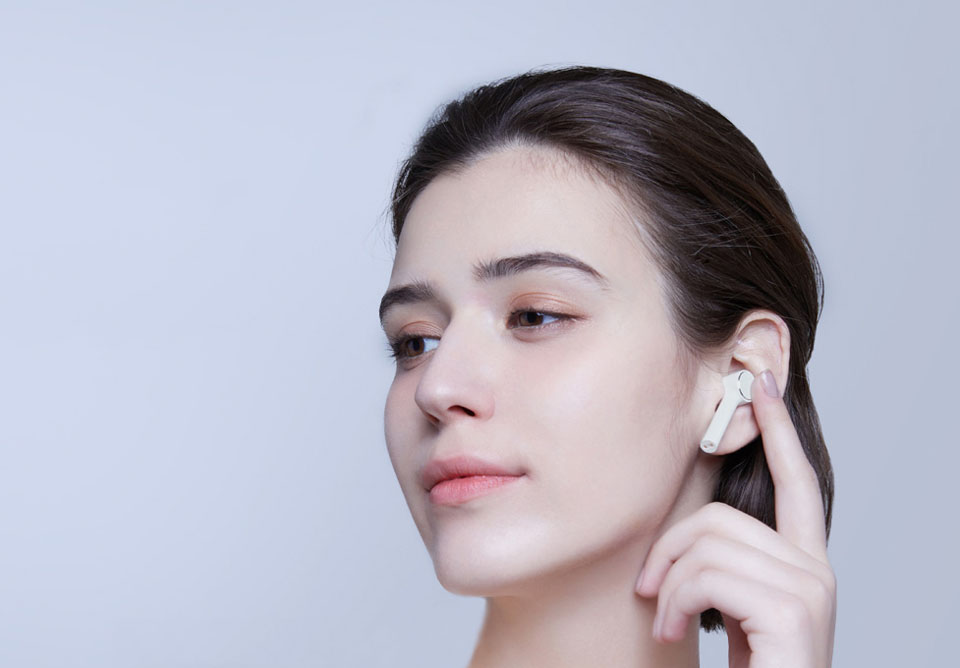 Навушники Xiaomi Air Mi True Wireless Earphones White дівчина в навушниках