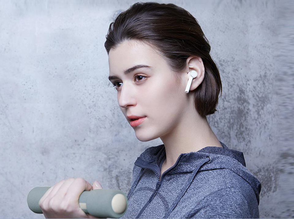 Навушники Xiaomi Air Mi True Wireless Earphones White дівчина займається спортом
