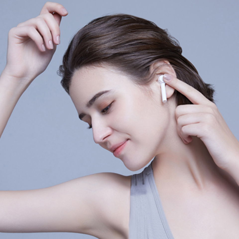 Навушники Xiaomi Air Mi True Wireless Earphones White дівчина танцює