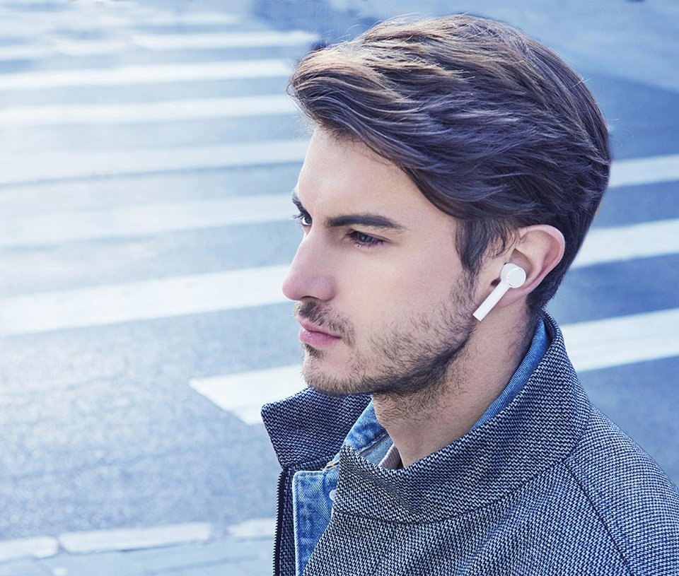 Навушники Xiaomi Air Mi True Wireless Earphones White хлопець на вулиці