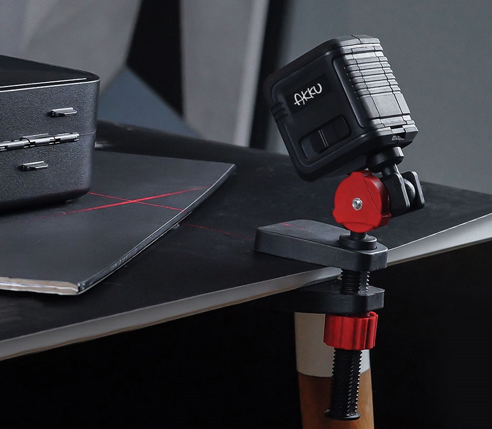 Інфрачервоний лазерний рівень Xiaomi AKKU Black AK311 закріплений на столі