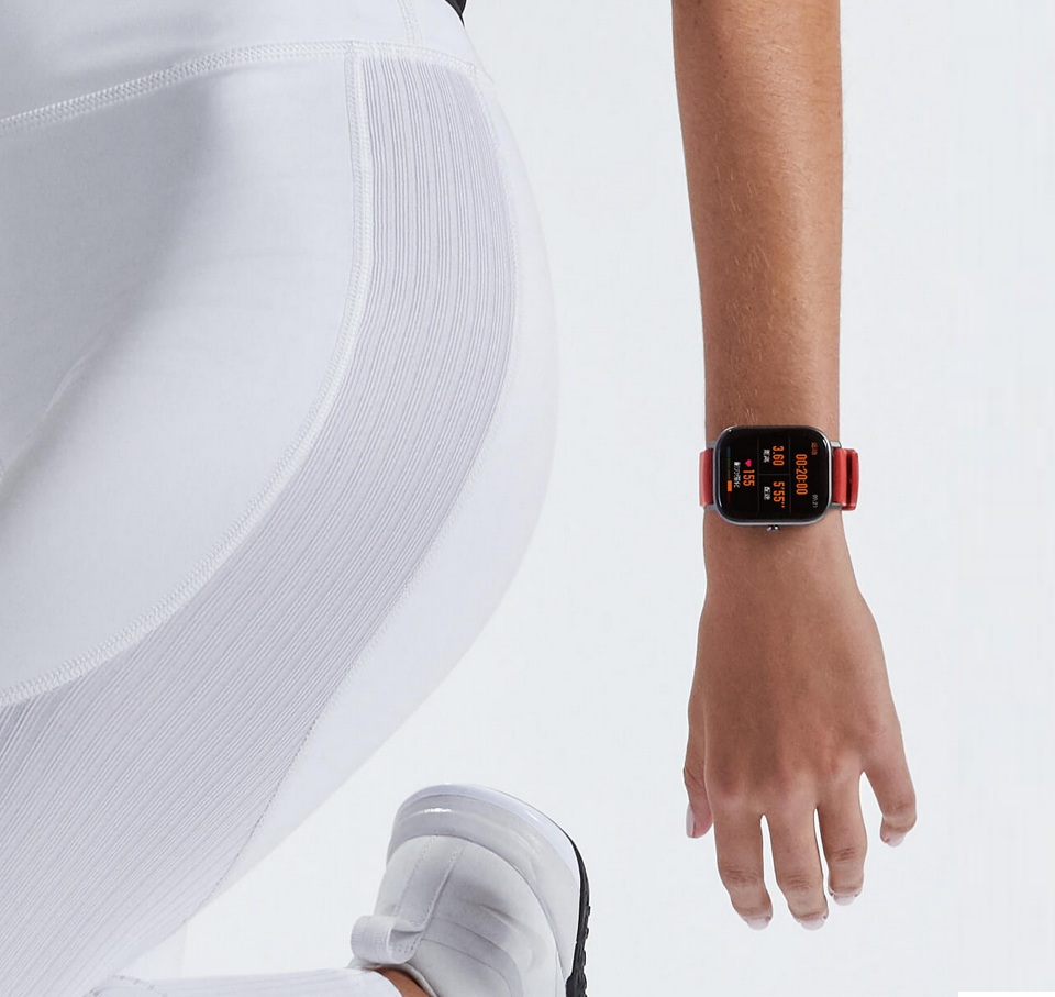 Розумний годинник Xiaomi Amazfit GTS дівчина з годинником на руці