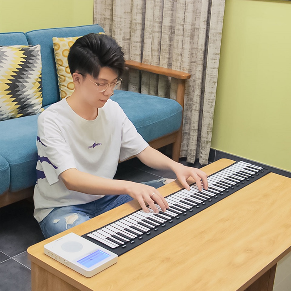 Портативное интеллектуальное пианино Xiaomi ANYSEN парень играет
