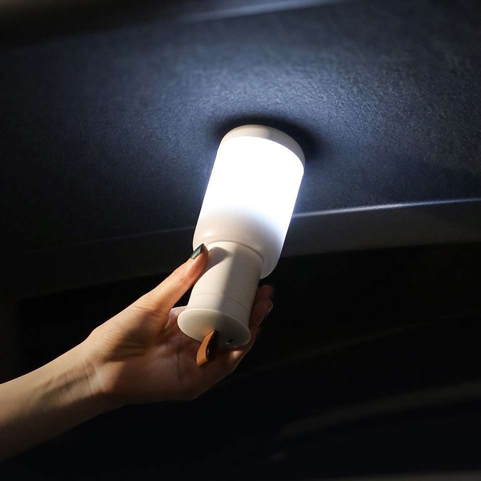 Сигнальна лампа аварійного освітлення автомобіля Xiaomi Baseus Starlit Night car lamp White CRYJD01-A02 в руці користувача