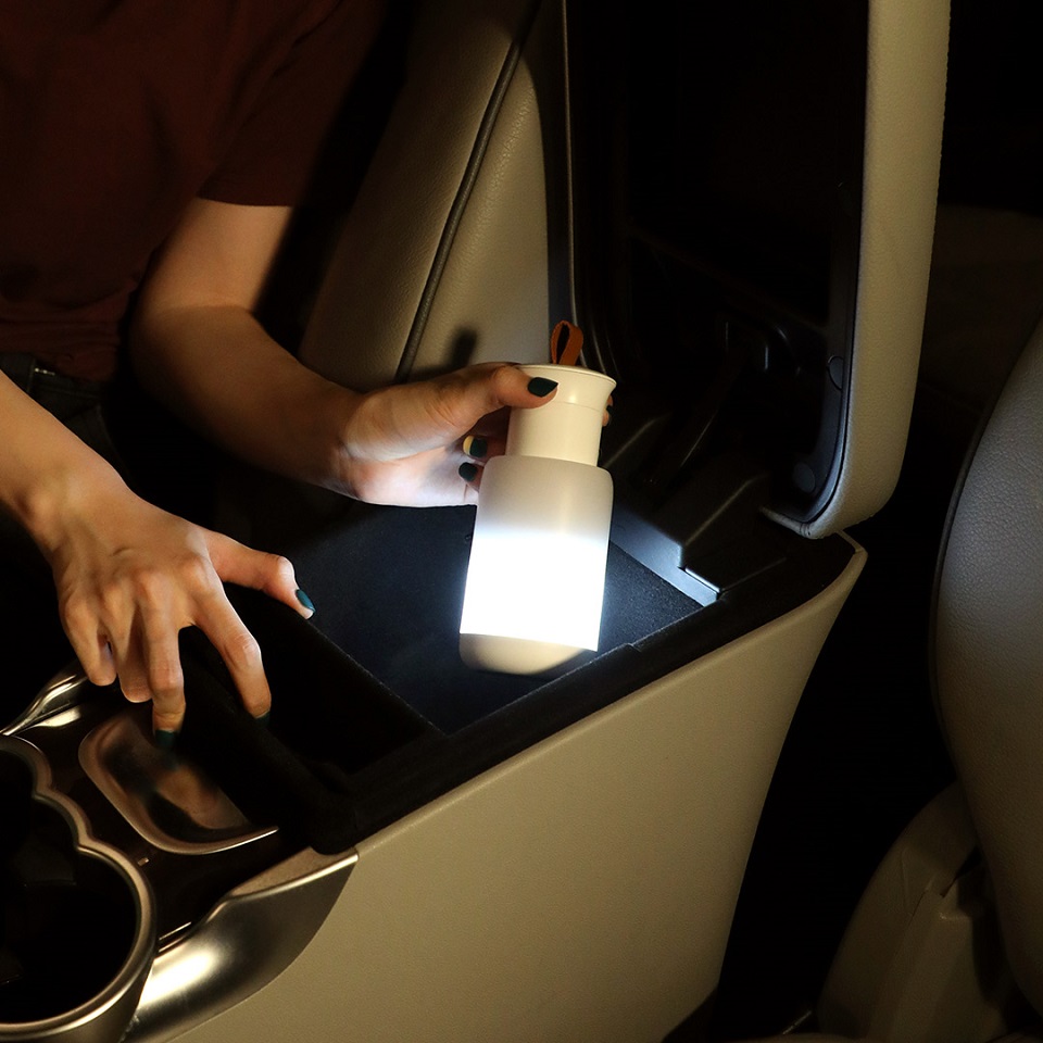Сигнальна лампа аварійного освітлення автомобіля Xiaomi Baseus Starlit Night car lamp White CRYJD01-A02 в салоні авто