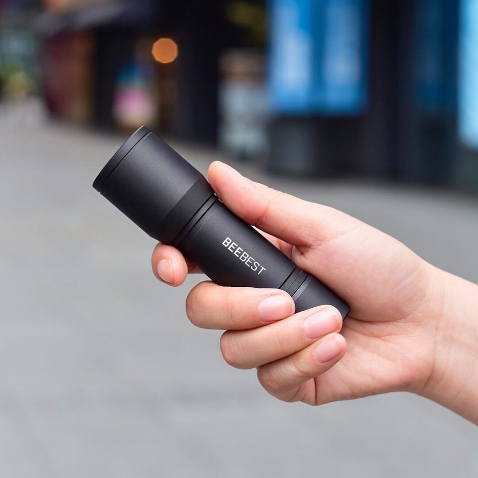 Фонарик Xiaomi BEEBEST Extreme bee portable flashlight F1 Black в руке пользователя