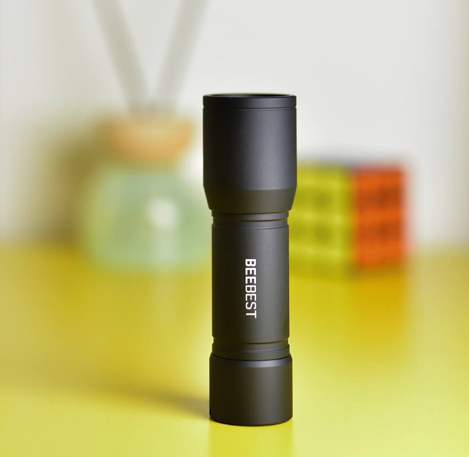 Фонарик Xiaomi BEEBEST Extreme bee portable flashlight F1 Black на столе