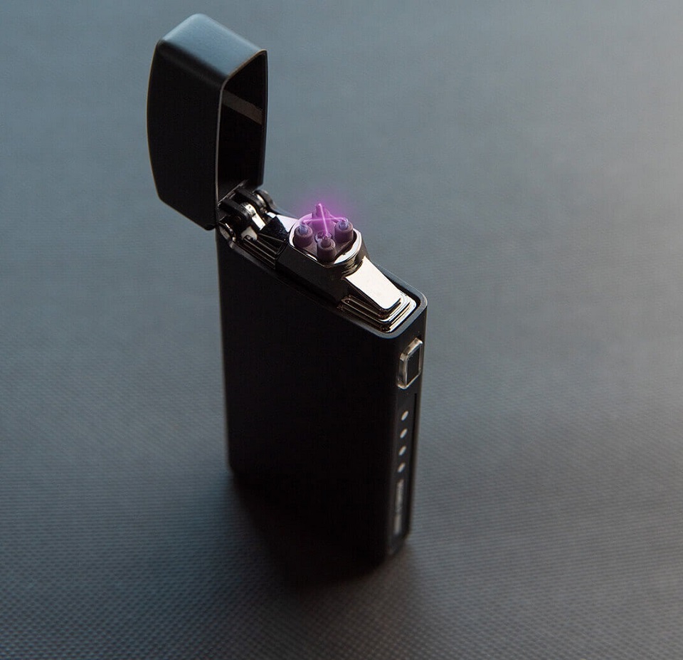 Акумуляторна запальничка Xiaomi BEEBEST Polar arc charging lighter L200 Black на столі у відкритому вигляді