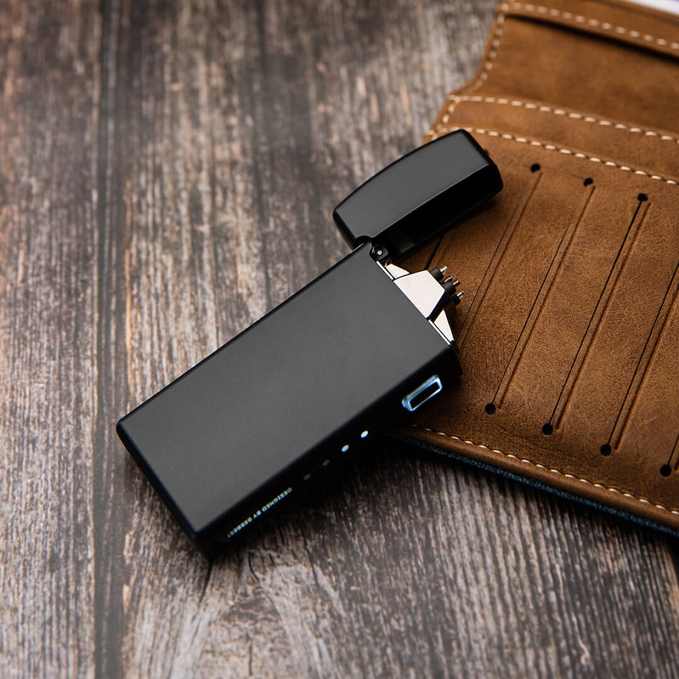 Акумуляторна запальничка Xiaomi BEEBEST Polar arc charging lighter L200 Black біля гаманця
