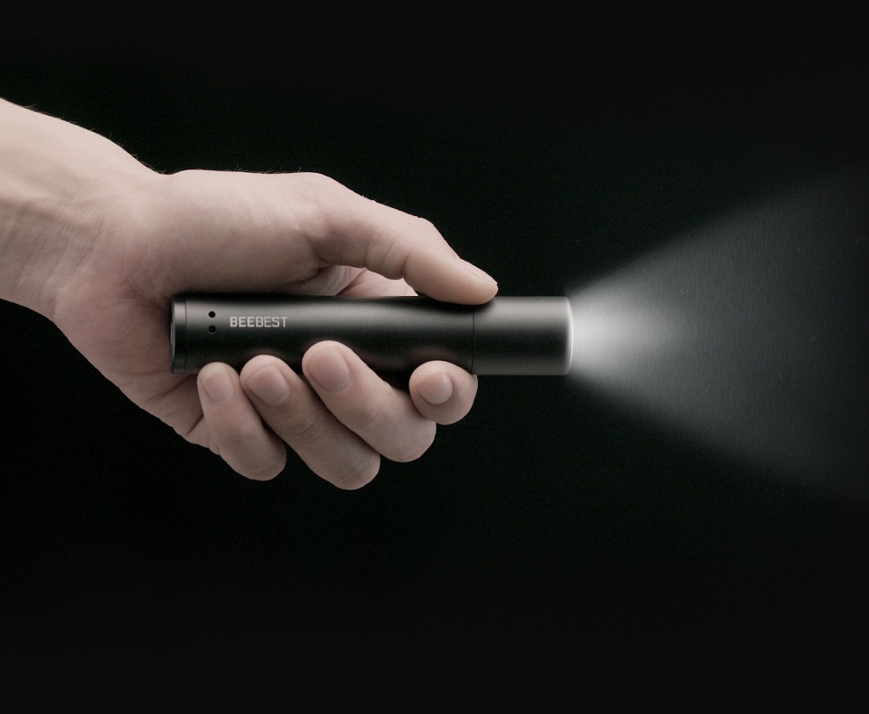 Фонарик Xiaomi BEEBEST Zoom Flashlight Black 1000 Lumens FZ101 в руке пользователя