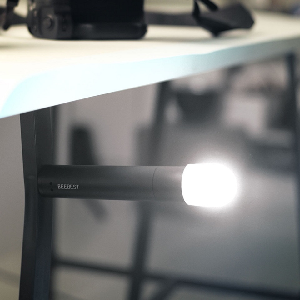 Фонарик Xiaomi BEEBEST Zoom Flashlight Black 1000 Lumens FZ101 под столом