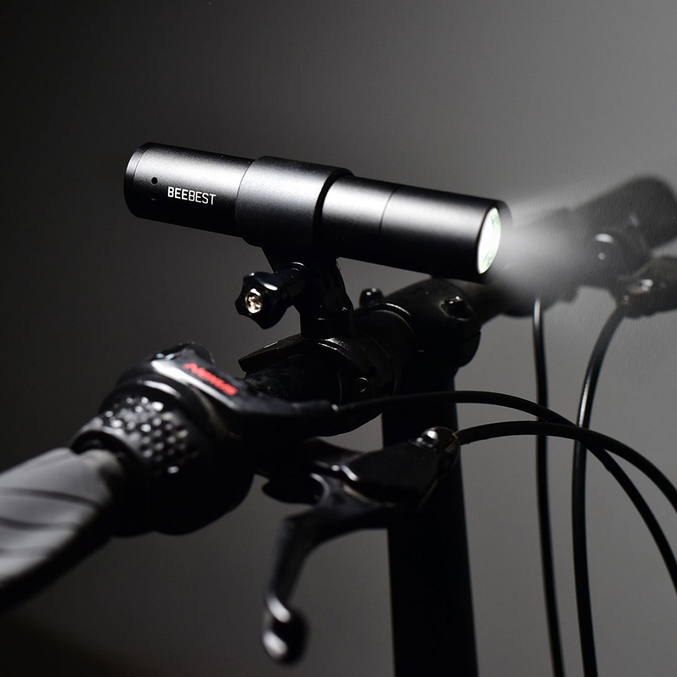 Фонарик Xiaomi BEEBEST Zoom Flashlight Black 1000 Lumens FZ101 на велосипеде