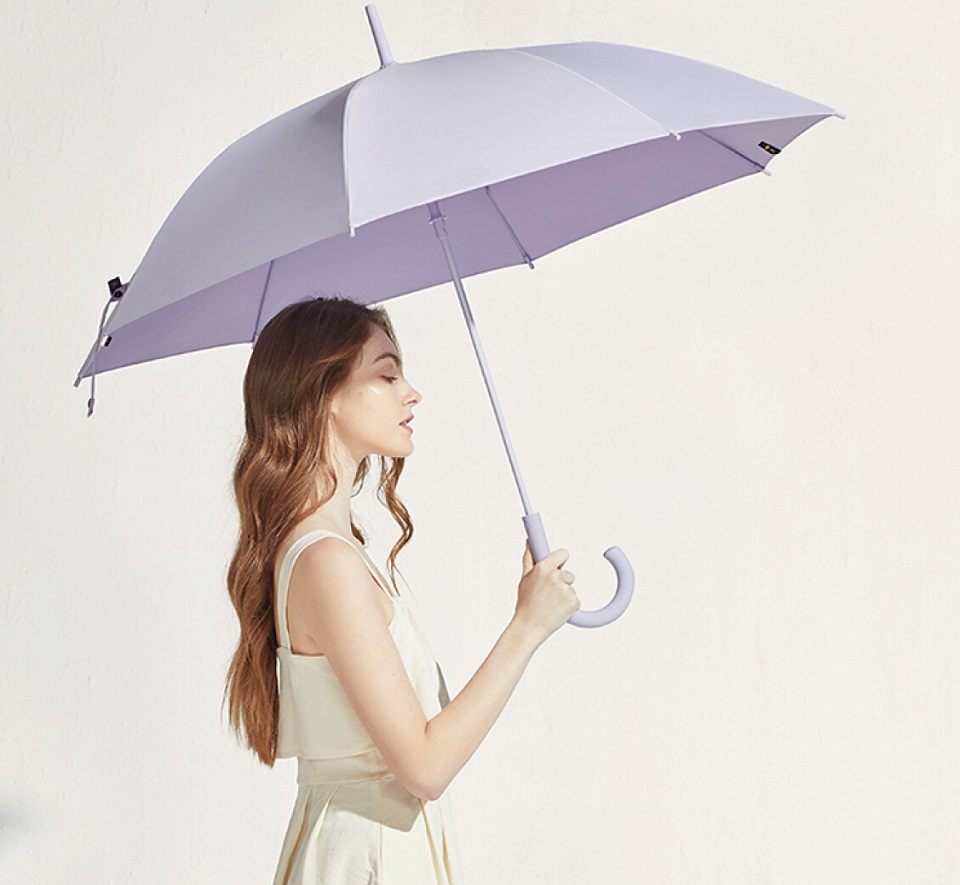 Зонт трость Xiaomi Beneunder Capsule Series Umbrella в руке у девушки