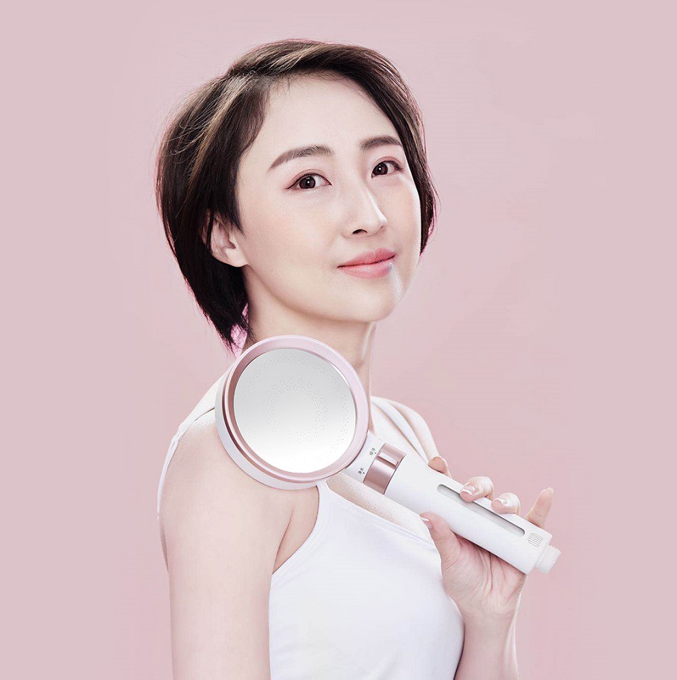 Насадка для душа Xiaomi DiiiB Big Shower Head у дівчини в руці