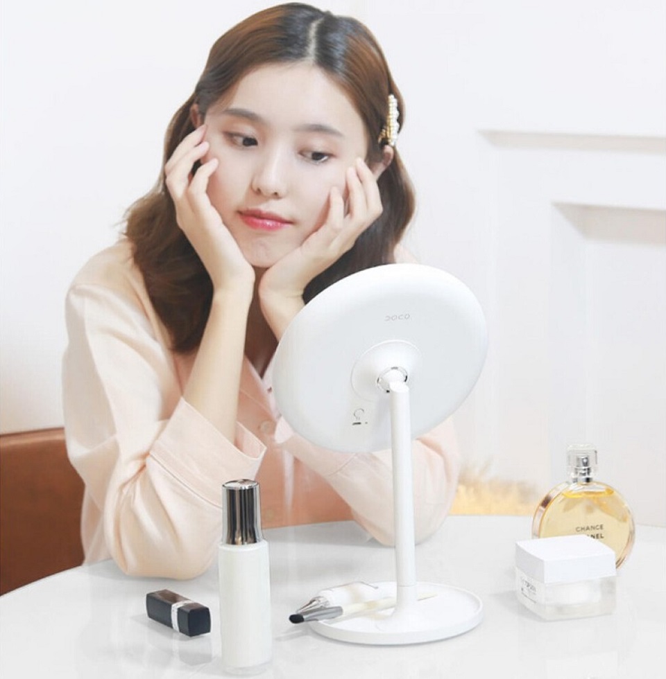 Дзеркало для макіяжу Xiaomi DOCO Daylight Mirror White HZJ001 дівчина перед дзеркалом